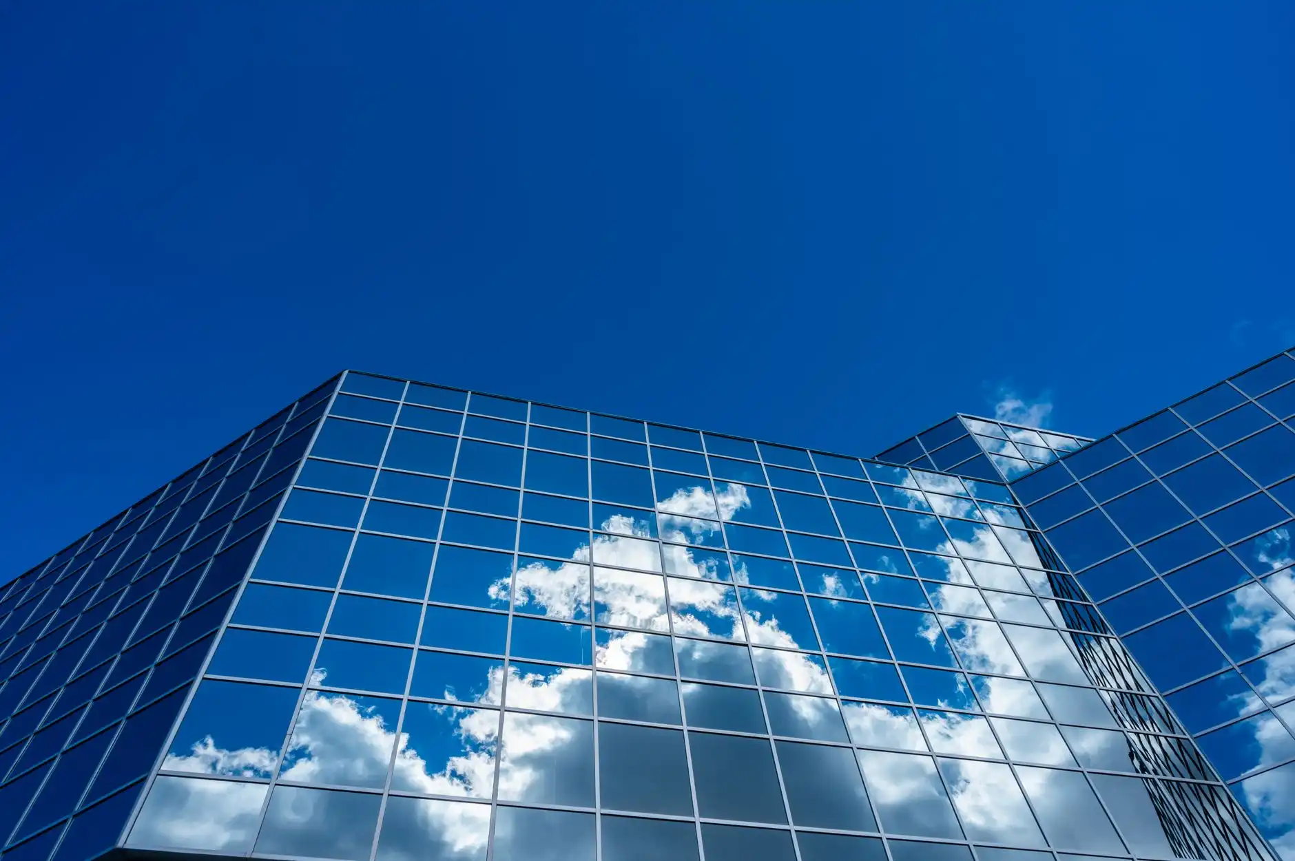 短视频与传统广告片拍摄有何区别?企业品牌传播的选型参考
