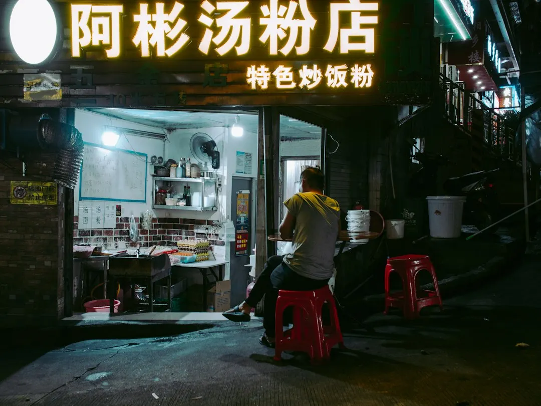 重庆宣传片拍摄中的光影运用技巧与场景选择策略